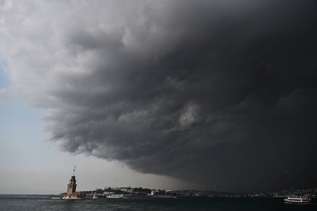 İstanbul'da sağanak hayatı felç etti! Araçlar sular altında kaldı 5